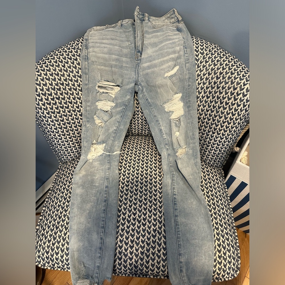 Ripped Light Wash American Eagle Skinny Jean